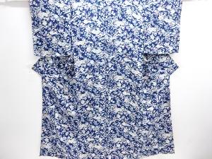 家屋に草花模様小紋着物